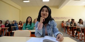 Dudak okuyarak sessiz dünyasından sıyrılan genç öğretmenliği hedefliyor