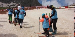 Hakkari'de mayısta kayak yarışması yapıldı