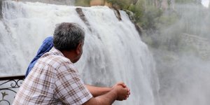 Doğa harikası Tortum Şelalesi Karadeniz turu yapan turistlerin uğrak yeri oldu