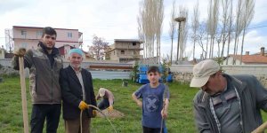 Özalplı gençler geleceğe nefes olmak için fidan dikti