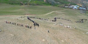 Van'da Erek Dağı zirvesine doğa yürüyüşü düzenlendi