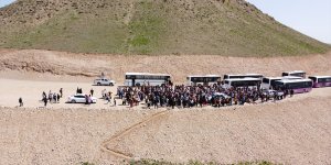 Doğaseverler Van Gölü kıyılarını gezdi