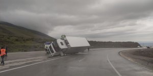 Iğdır'da virajı alamayan çekici devrildi