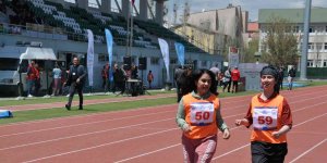 Özel sporcular kıyasıya mücadele etti