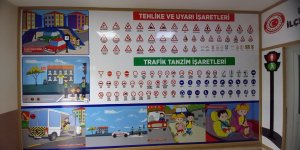 Ağrı'da okullarda trafik köşesi oluşturan jandarma öğrencilere seminer verdi