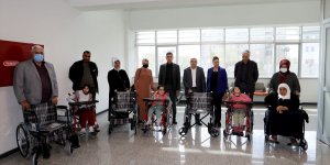 Van Büyükşehir Belediyesi 7 engelliye tekerlekli sandalye hediye etti