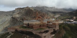 Turist yoğunluğu yaşanan İshak Paşa Sarayı saat 19.00'a kadar açık kalacak