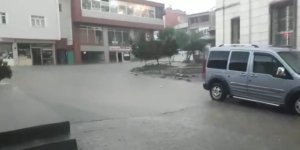 Tuzluca'da sağanak yağış cadde ve sokakları göle çevirdi