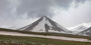 Aras Dağları'nın eteğindeki köylerde iki mevsim bir arada yaşanıyor