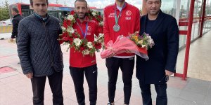 Deaflympics'ten madalyayla dönen Erzurumlu milli sporcular çiçeklerle karşılandı