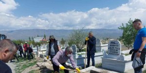 MHP'li başkan mezarlıklarda temizlik yaptı