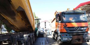 Kars'ta şehiriçi yollarda sıcak asfalt atılıyor