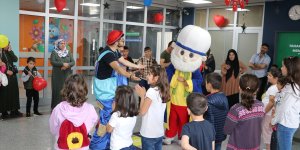 Lösemili ve diyabetli çocuklar hastanedeki palyaçolu kermeste moral depoladı
