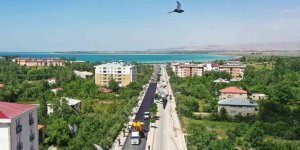 Van Büyükşehir Belediyesi, Gevaş Atatürk Caddesi'ni asfaltlıyor