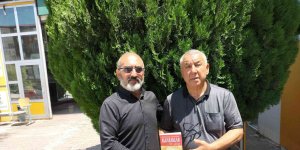 Gürbüz Alkazak, kitabını Serdar Ünsal'a hediye etti