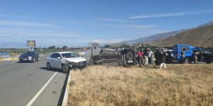 Erzincan'da otomobille hafif ticari araç çarpıştı, biri çocuk 5 kişi yaralandı