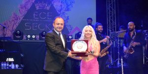 Avukatlar Ece Seçkin konseri ile stres attı