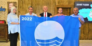 Başkan Akman 5. kez hak edilen 'mavi bayrağı' teslim aldı