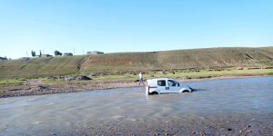 Arabasını yıkamak isterken nehir sularına kaptırdı