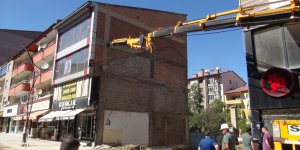 Bitlis'te kazılan inşaat temeli nedeniyle hasar oluşan 4 katlı bina çöktü