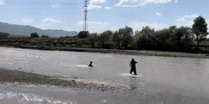 Murat Nehri'nde mahsur kalan çocuğun yardımına vatandaş yetişti