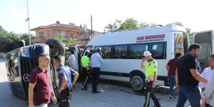 Erzincan'da iki minibüs çarpıştı: 7 yaralı