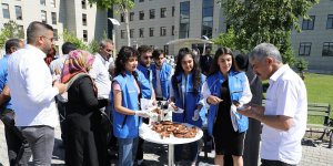 YKS öncesi öğrencilere çay ve simit ikramı