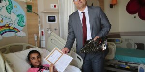 Erzurum'da 7 öğrenci karnelerini tedavi gördükleri hastanede aldı