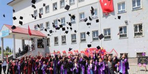 Ağrı'da öğrencilerin karne heyecanı