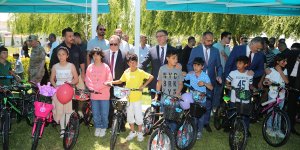 Van'da bin çocuğa bisiklet hediye edildi