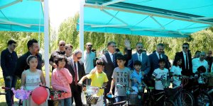 Van Büyükşehir Belediyesi bin çocuğa bisiklet hediye etti