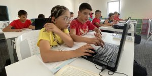 Ahıska Türkü öğrenciler savaşın yarım bıraktığı eğitimlerine Türkiye'de devam ediyor