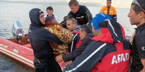 Van'da şişme botla göle açılan kişi donmak üzereyken kurtarıldı
