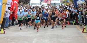 1. Van Denizi Yarı Maratonu koşuldu