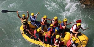Öğretmen ve öğrenciler, Munzur Nehri'nde rafting heyecanı yaşadı