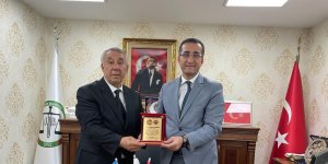Serdar Ünsal'dan Baro Başkanı Alakan'a plaket
