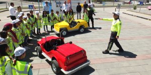 Erzurum polisinden ilkokul öğrencilerine uygulamalı trafik güvenliği eğitimi