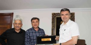 Başkan Demir, Vali Memiş'e tesbih hediye etti