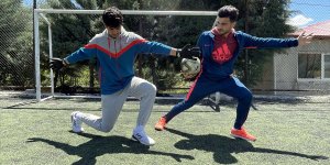 İşitme engelli futbolcu, mezun olduğu lisede geleceğin sporcularını yetiştiriyor