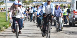 Tatvan'da gençler, çevre temizliğine dikkati çekmek için pedal çevirdi