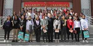 Malazgirt Kaymakamı Demirer'den başarılı sporculara ödül