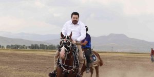 Ağrı'da Mahalli At Yarışları ve At Şenliği renkli görüntülere sahne oldu