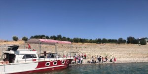 Tunceli'de baraj gölünde mahsur kalan vatandaşları jandarma kurtardı