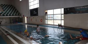 Yüzme öğretilen özel çocukların 'çarşamba' mutluluğu