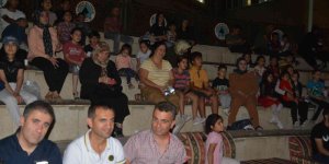 Hakkari'de yüzlerce kişi açık havada film izledi