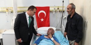 Hakkari Valisi Akbıyık, şehit güvenlik korucusunun tedavi gören babasını ziyaret etti