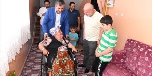 Muş Belediye Başkanı Asya, engelli kadına tekerlekli sandalye hediye etti