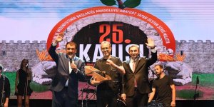 Haluk Levent, konser alanındaki pamuk şekerlerini aldı