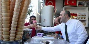 Bakan Mustafa Varank'tan Erzurum'da vatandaşlara dondurma ikramı