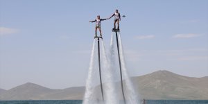 Ağrı'daki 2 bin rakımlı Balık Gölü, flyboard sporcularını ağırladı
